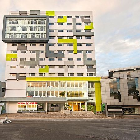 Whiz Prime Hotel Hasanuddin Makassar Ngoại thất bức ảnh