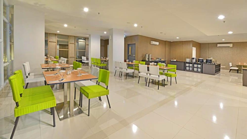 Whiz Prime Hotel Hasanuddin Makassar Ngoại thất bức ảnh