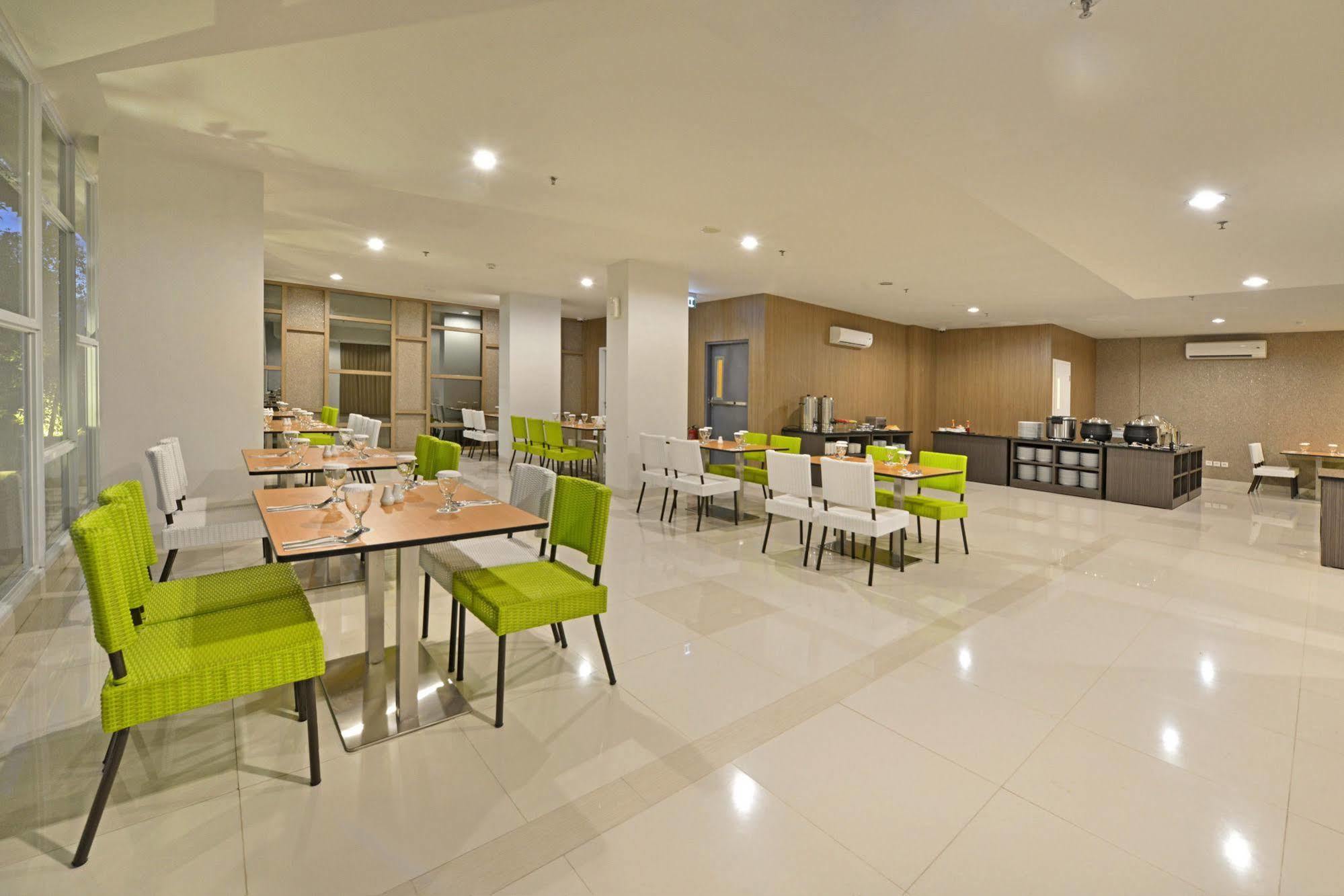 Whiz Prime Hotel Hasanuddin Makassar Ngoại thất bức ảnh
