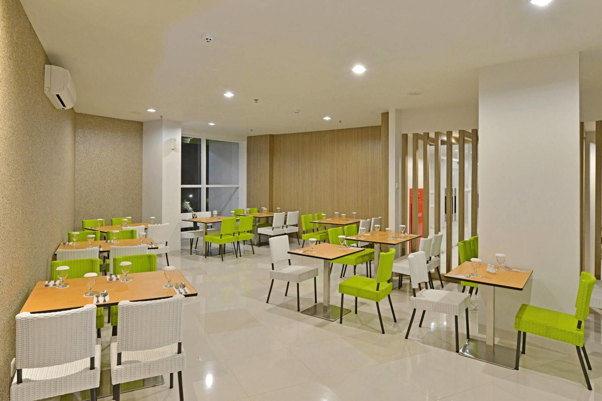 Whiz Prime Hotel Hasanuddin Makassar Ngoại thất bức ảnh
